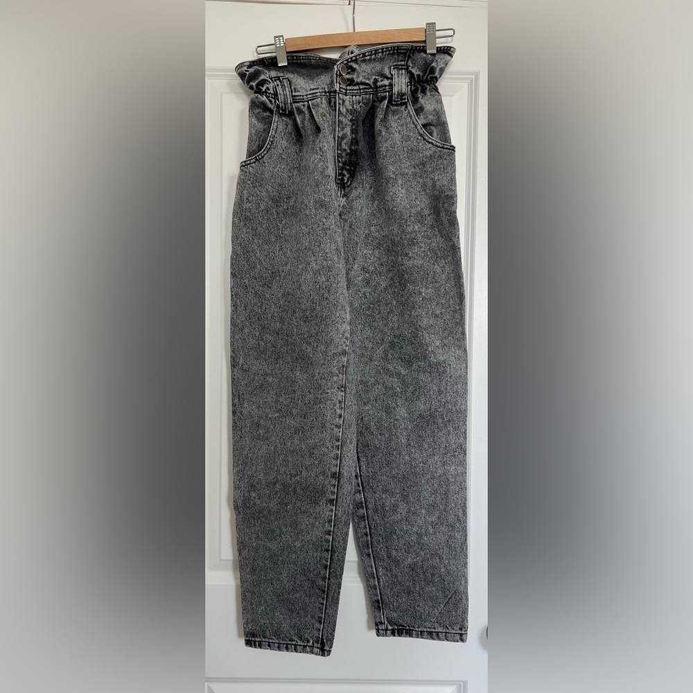 Vintage high waist paper bag jeans in gray/black acid wash.